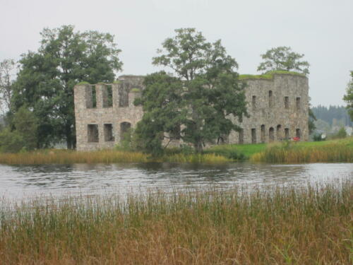 Eksjöhofgårds slottsruin i närbild Med ett romantiskt läge på en ö ligger ruinen efter slottet Eksjöhovgård. Den lilla ön var centrum i ett av Smålands största godskomplex, som vid medeltidens slut omfattade 43 gårdar i 13 socknar.