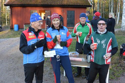 Det smakar bra med en glögg efter genomfört lopp , här Boxholmare och SOL:are