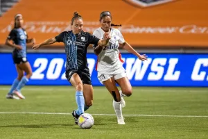 Femmes jouant au football