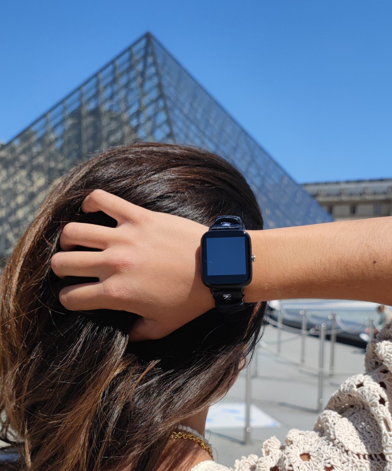 Gabriel Rivaz présente ses montres originales 3 Gabriel Rivaz la montre connectee au bracelet chouchou en soie 1