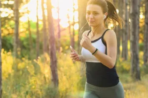 plogging - une fille qui court