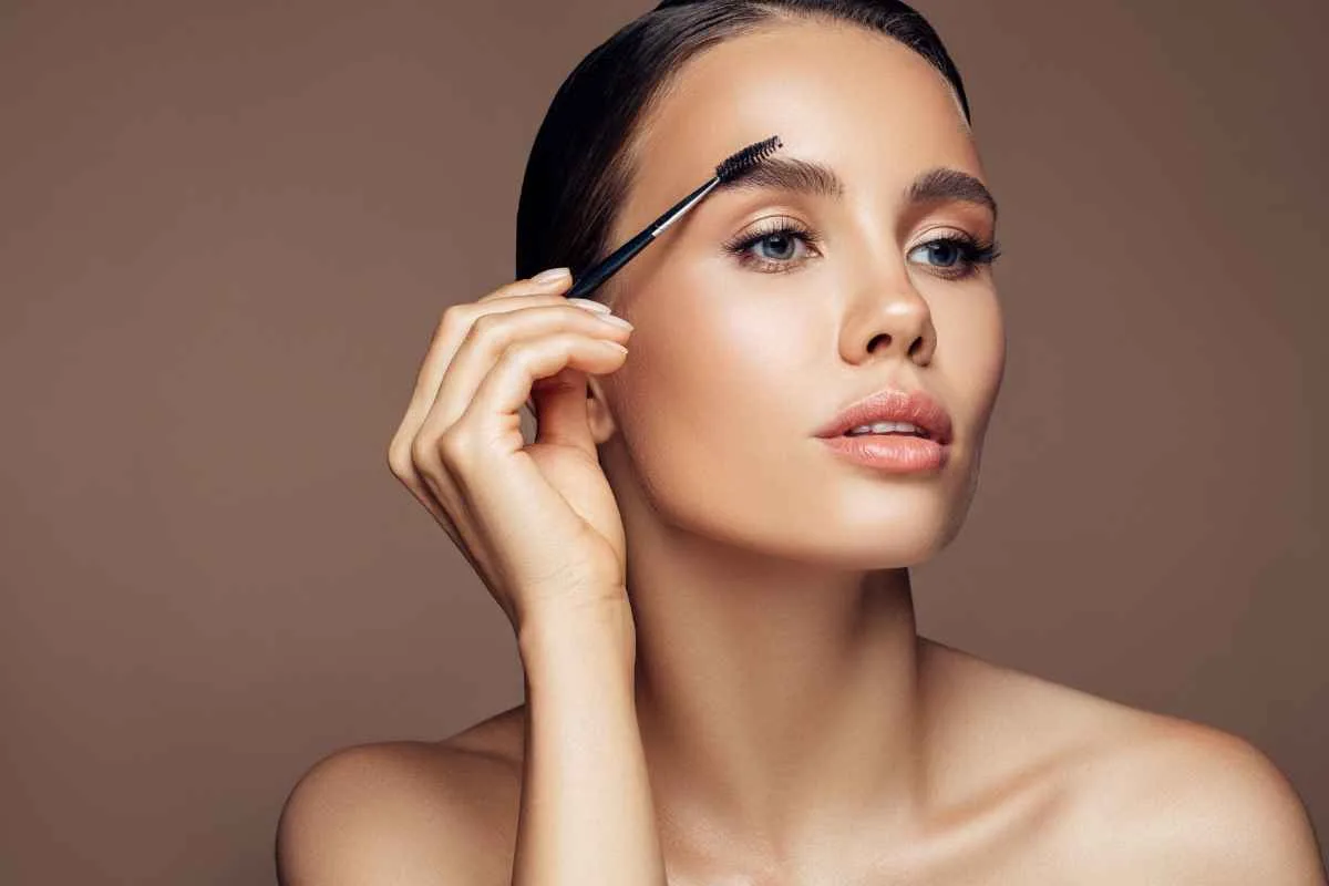 Sourcils épais femme beauté maquillage tendance