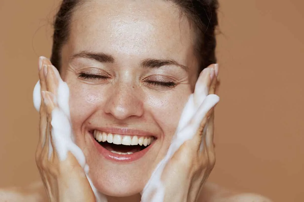 femme bain mousse nettoyants toxines