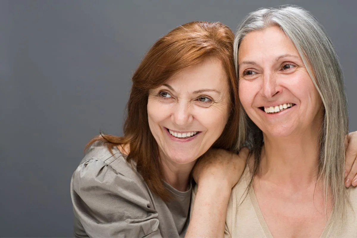 femmes aux cheveux gris