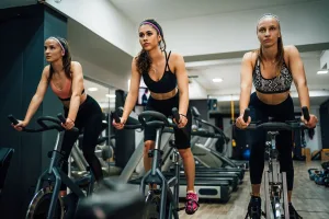 cardio en salle femme vélo