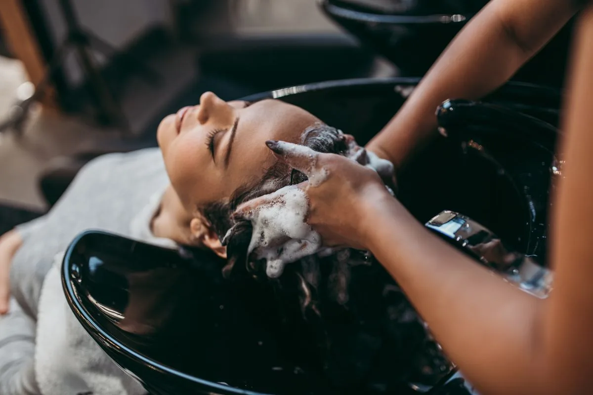 rincer les cheveux à l'eau froide