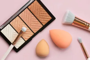 appliquer l'enlumineur maquillage femme