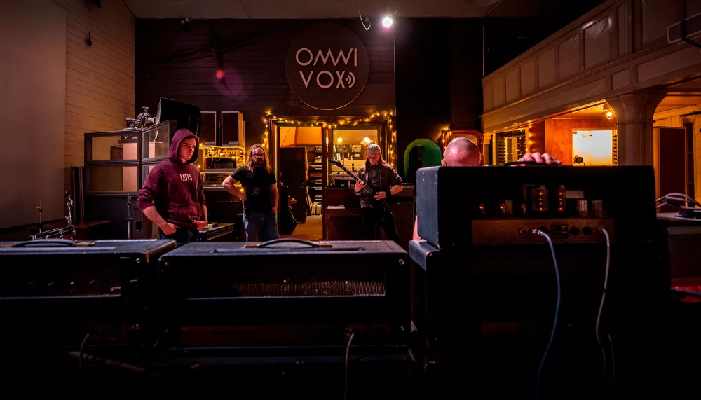 Johan Reivén recording Xion @ Omnivox - musikstudio med gästlägenhet i Dalarn