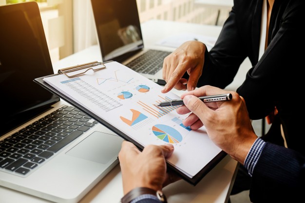 boekhouding 2 managers bekijken een dashboard op papier