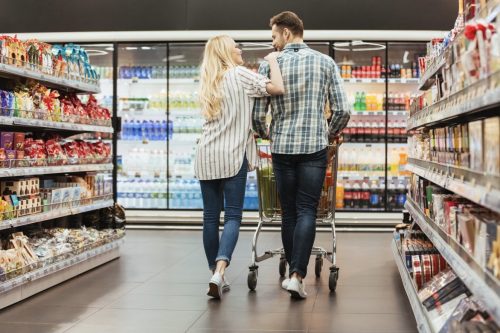 boodschappen doen koppel met winkelkar in een voedingswinkel