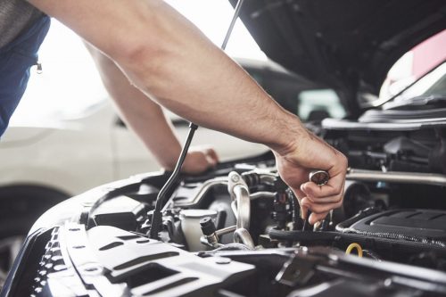 garagist die sleutelt aan een motor garagist die sleutelt aan een motor