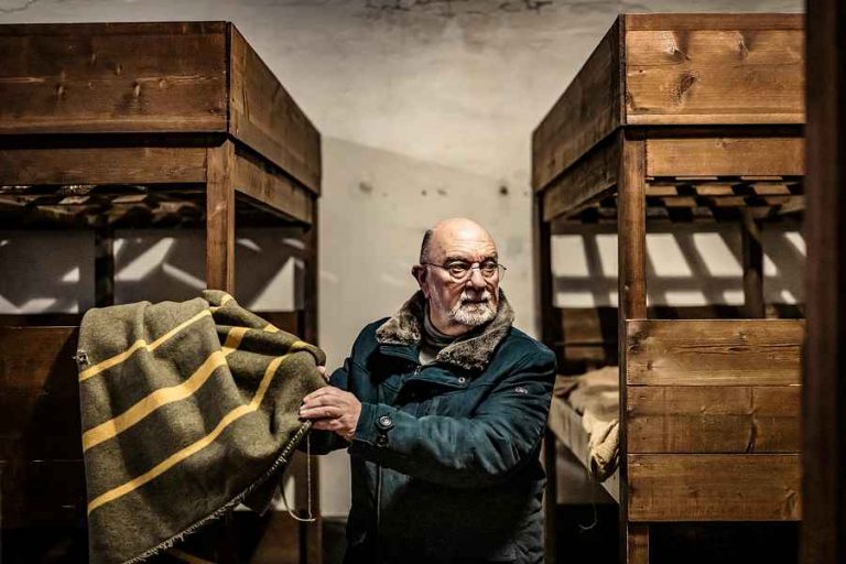 ‘Breendonk heeft mijn vader nog zwaarder getekend dan Auschwitz. De gevangenen werden er systematisch vernederd en met zwepen geslagen door Vlaamse SS’ers.’ (Foto: Heimans in de slaapzaal van Breendonk.)Beeld Geert Van de Velde