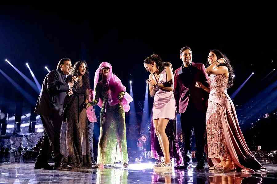 Mukesh Ambani, Isha Piramal, Rihanna, Shloka Mehta Ambani, Akash Ambani en Radhika Merchant op het podium tijdens de prehuwelijksceremonie op 1 maart.Beeld via REUTERS