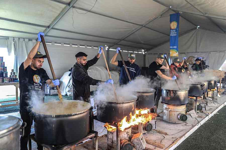 Vrijwilligers van World Central Kitchen aan het werk in mobiele keukens, februari. — © Jehad Alshrafi/getty images