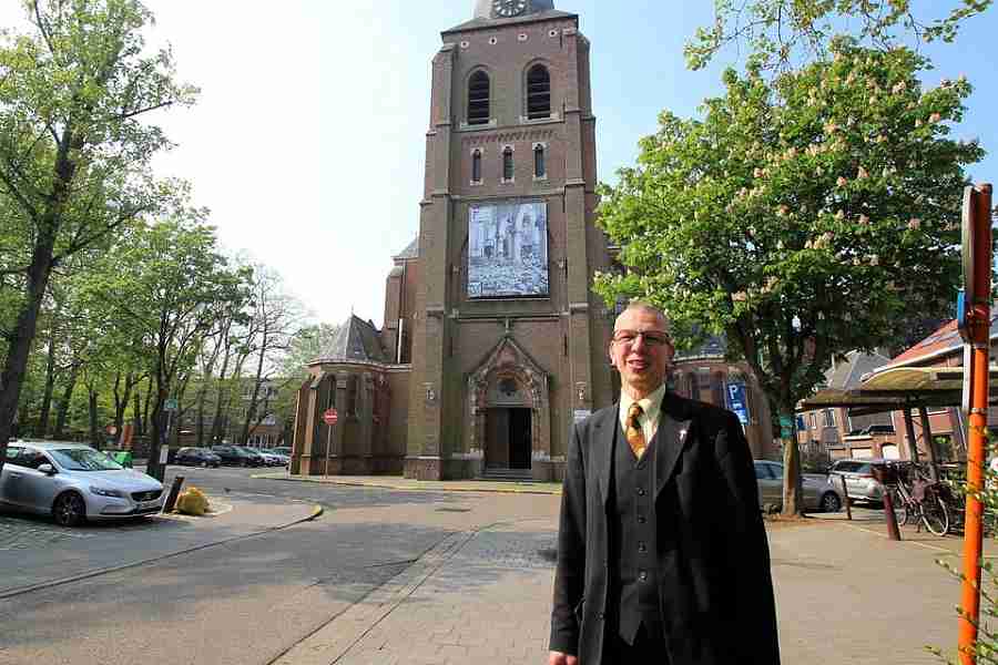 Pastoor Tom Schellekens aan de Heilig-Kruiskerk van Mortsel. — © Filip Spoelders