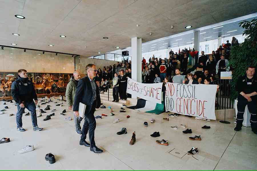 Rector Rik Van de Walle in het UFO-gebouw van de UGent, waar naar aanleiding van de oorlog in Gaza actie werd gevoerd. Beeld Wouter Van Vooren