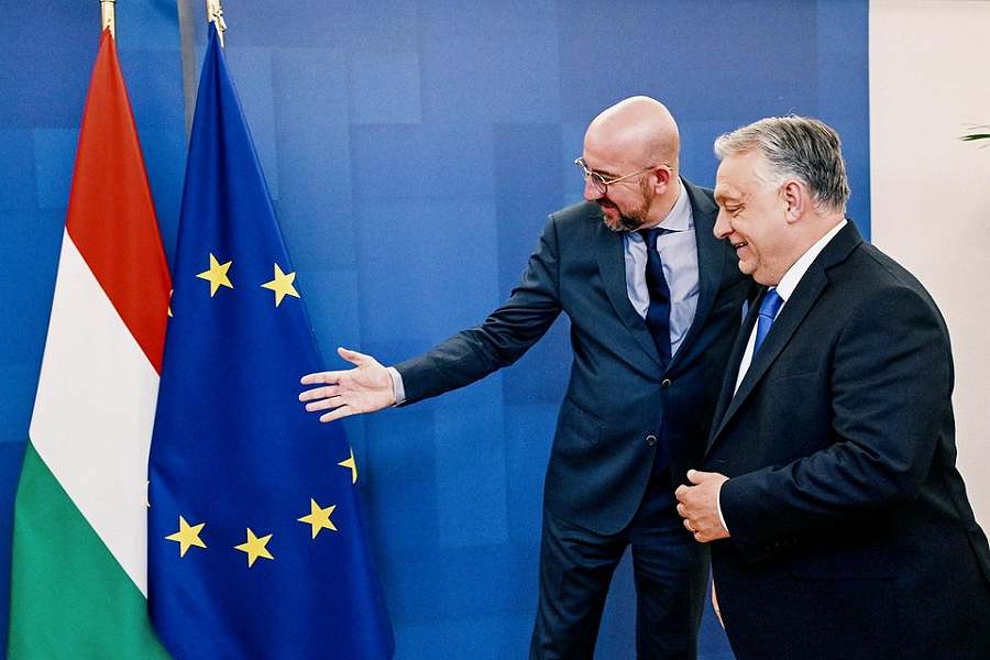 Viktor Orban bakt hier zoete broodjes met de voorzitter van de Europese Raad, Charles Michel, maar denkt er toch het zijne van. © zuma press
