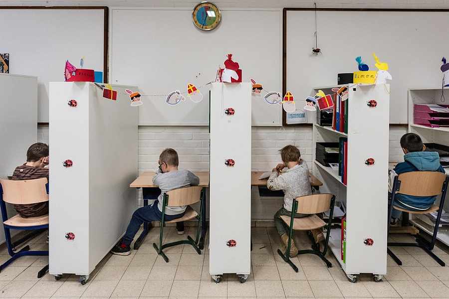 Basisschool  Matadi in Leuven, waar kinderen zich even kunnen afzonderen als ze overprikkeld raken. © Kristof Vadino