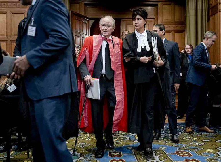 Gehuld in een rode toga was Dugard ­tijdens de zitting op 11 januari 2024 aan het Internationaal Hof een van de ­deskundigen van de Zuid-Afrikaanse ­delegatie die de ­rechters toesprak.Beeld ANP / ANP