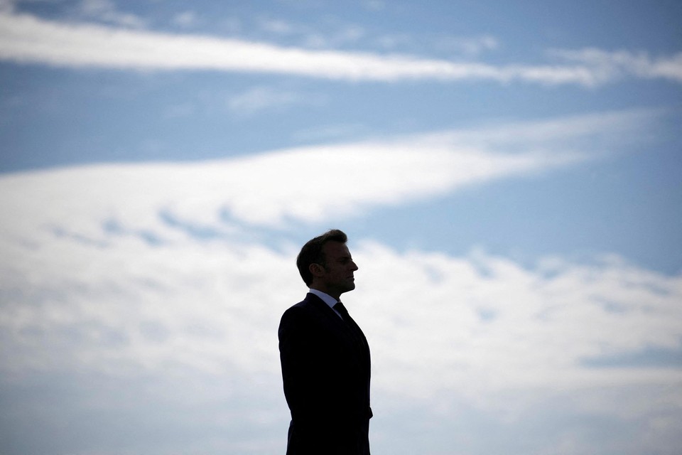 Emmanuel Macron, een standbeeld van een man. © via reuters