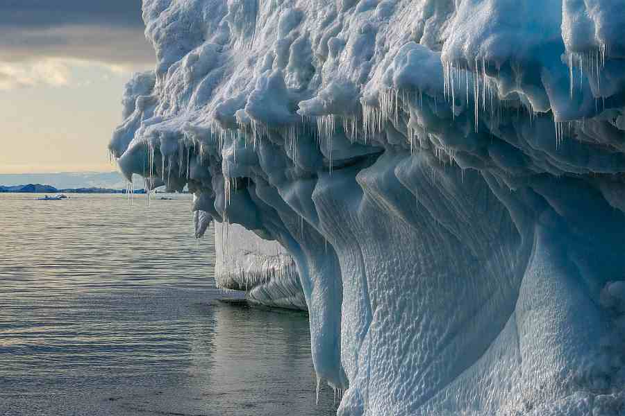 IJspegels hangen een aan gletsjer in Ilulissat, Groenland. Beeld Getty