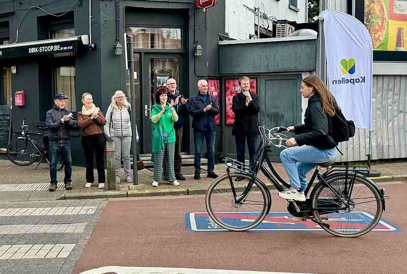 Fietsers krijgen applaus op Wereldfietsdag. Beeld emz