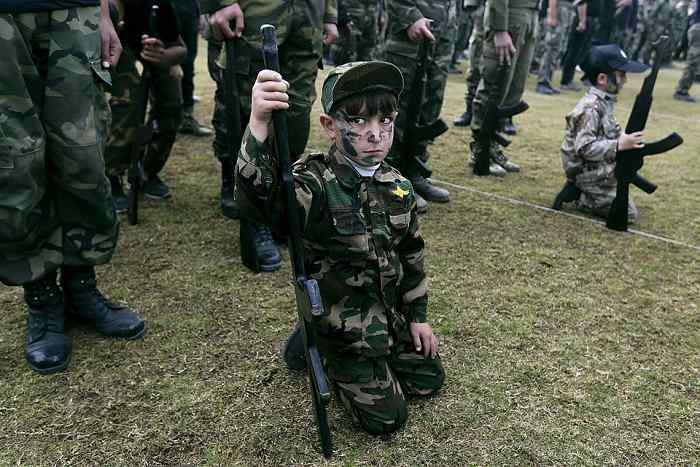 Een schoolkind tijdens een opleidingsprogramma van Hamas. — © Hatem Moussa/ap