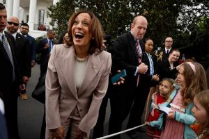 Kamala Harris begroet de kinderen van werknemers van het Witte Huis, 25 april 2024. Beeld Getty Images