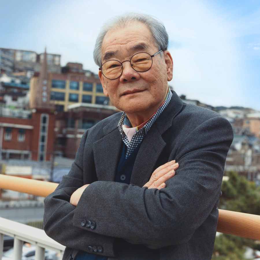 Kun Hoo Rhee: ‘Ik ben bijna 90, heb diabetes, een hoge bloeddruk, een hernia, jicht, galstenen en hartklachten. Ik ben hardhorig en blind aan mijn linkeroog. Maar ik heb geleerd die kwalen te aanvaarden’ Beeld Humo