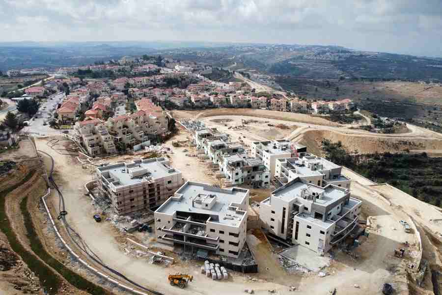 Een vestiging van Israëlische kolonisten op de Westelijke Jordaanoever. De architectuur volgt er een militaire logica. — © epa-efe