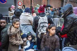 Asielzoekers schuiven aan om zich in te schrijven in het Klein Kasteeltje in Brussel. — © Dieter Telemans