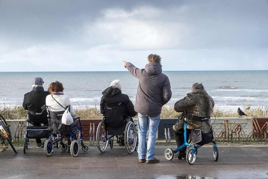 Gepensioneerden aan de kust, altijd ambiance. — © Hans van Rhoon