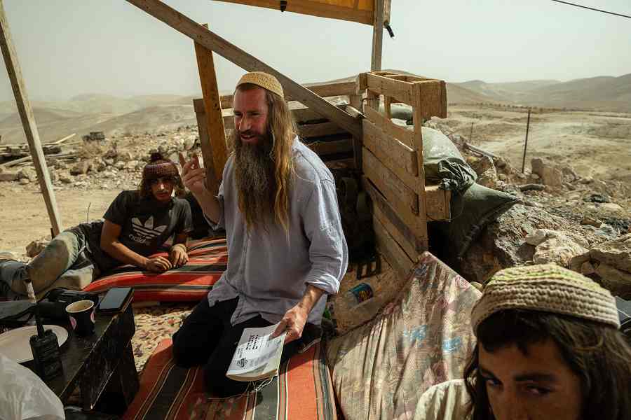 Israëlische kolonisten tijdens een godsdienstles in de buurt van de Joodse nederzetting Tekoa op de West Bank.Beeld TAMIR KALIFA / NYT