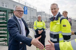 Matthias Diependaele (N-VA) op bezoek op de werf van chemiebedrijf Ineos. (© Jonas Roosens (Belga))