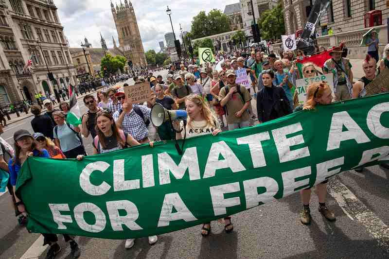 Actievoerders van Extinction Rebellion in Londen, eerder deze maand. Volgens publieksfilosoof Roman Krznaric hebben ze groot gelijk. Beeld Sopa Images/LightRocket via Gett