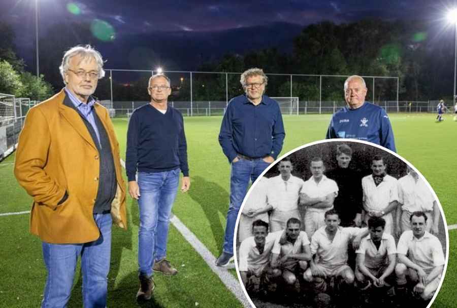 Oud-voorzitter en schrijver van het jubileumboek Jo Vermeulen, voorzitter Ludo Frans, ondervoorzitter Erik Debruyne en Leo Callens van het jeugdbestuur op het kunstgrasveld van de club. Kleine foto: de kampioenenploeg van 1943. © SVDE