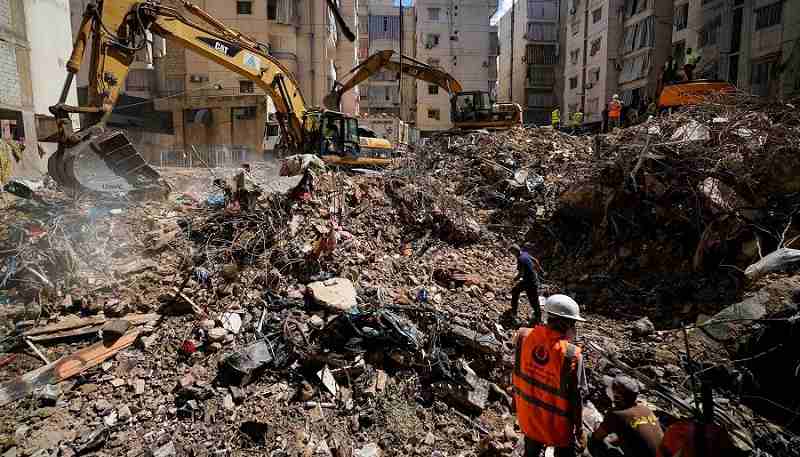 Arbeiders ruimen het puin na een Israëlische aanval in een zuidelijke wijk van de Libanese hoofdstad Beiroet. Beeld AP