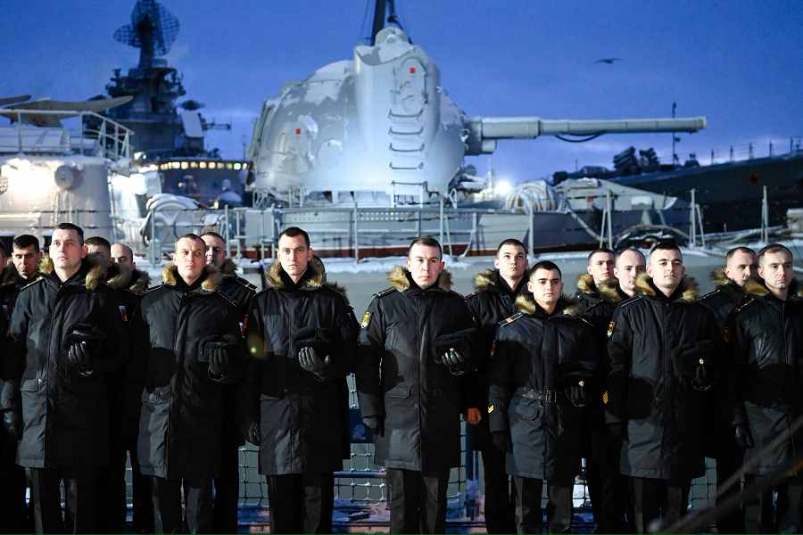 De bemanning van het Russische fregat Admiral Gorshkov in Severomorsk. Rusland zet fregatten en onderzeeboten in om zijn nucleaire dreiging te vergroten. Beeld Lev Fedoseyev/TASS/Sipa USA