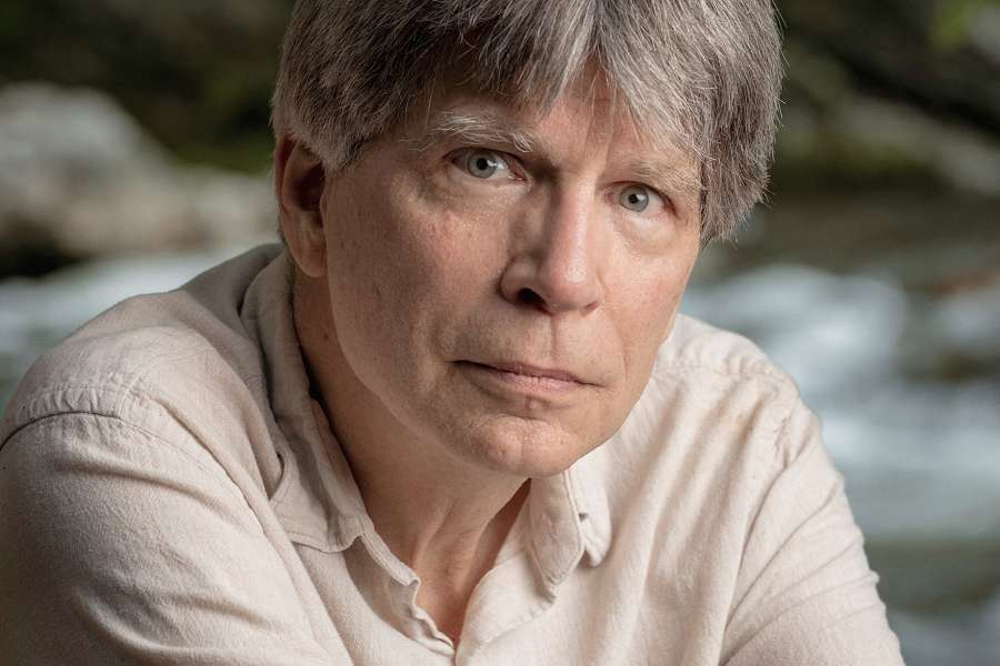 De Amerikaanse auteur Richard Powers gelooft rotsvast dat een goed verhaal ons de ogen kan openen voor de klimaat- en andere crisissen. © Mike Belleme