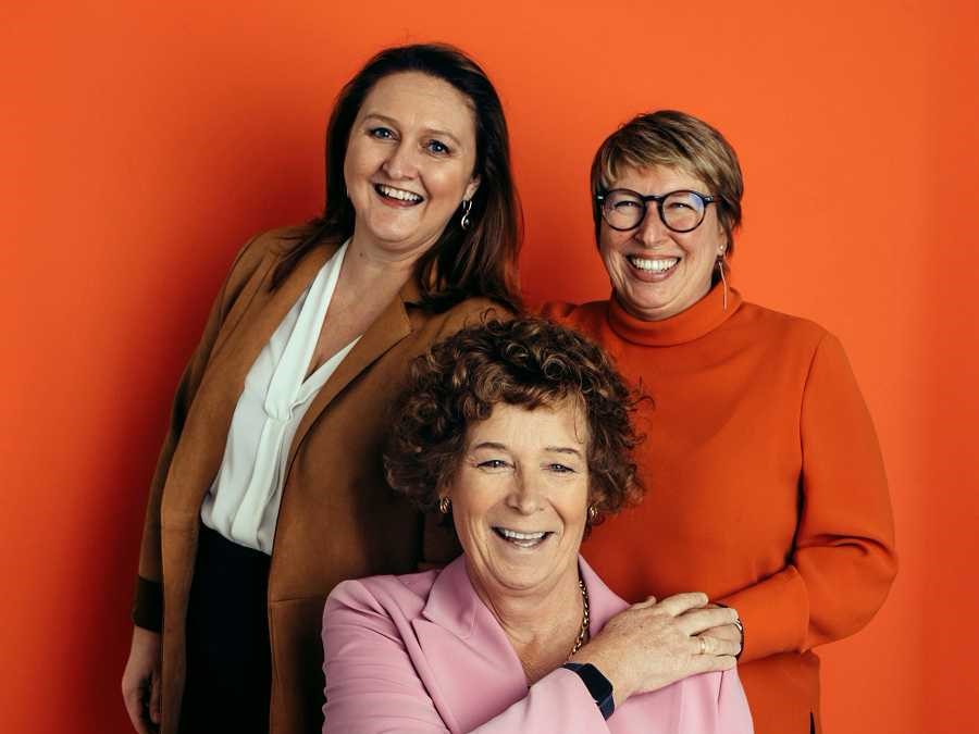 Gwendolyn Rutten (Open Vld), Petra De Sutter (Groen) en Caroline Gennez (Vooruit). ‘De cijfers van de VN zeggen alles: het zal nog 131 jaar duren voor er totale gelijkheid is tussen mannen en vrouwen, op alle vlakken.’Beeld Eva Beeusaert