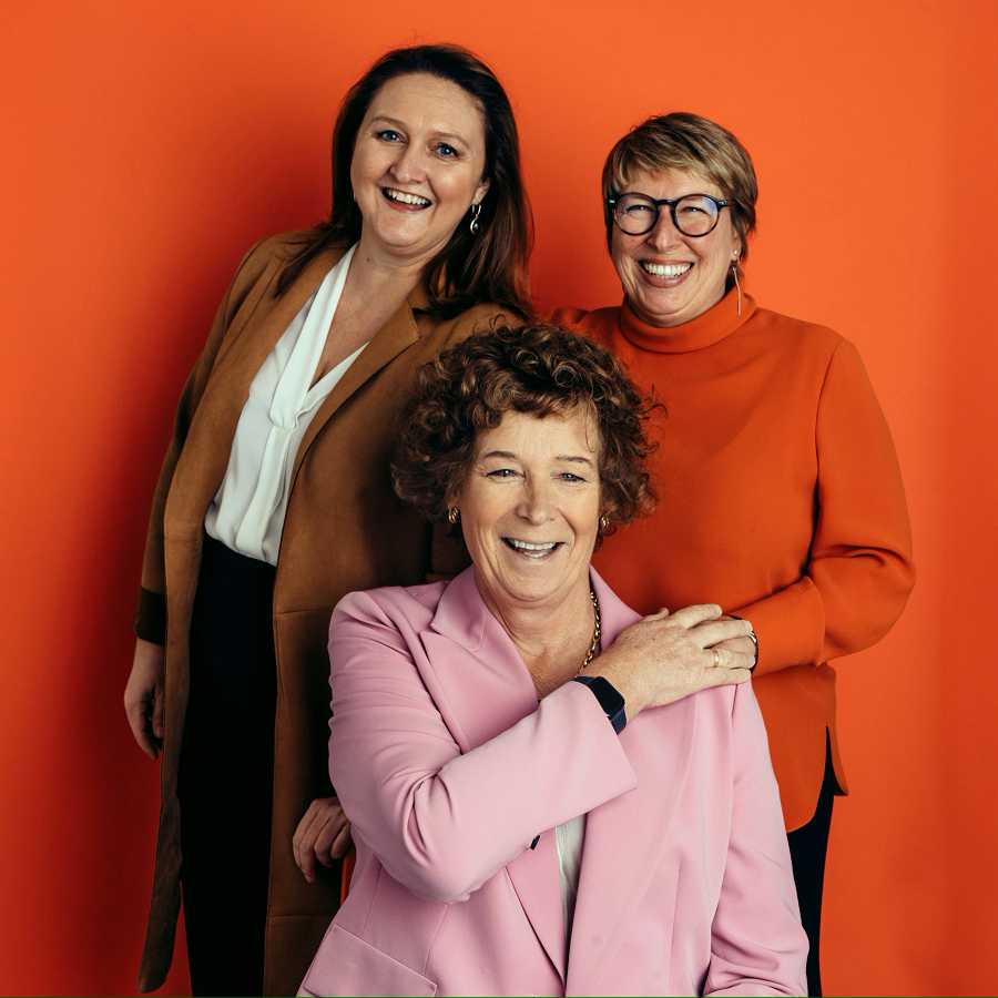 Gwendolyn Rutten (Open Vld), Petra De Sutter (Groen) en Caroline Gennez (Vooruit). ‘De cijfers van de VN zeggen alles: het zal nog 131 jaar duren voor er totale gelijkheid is tussen mannen en vrouwen, op alle vlakken.’Beeld Eva Beeusaert