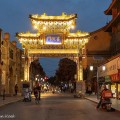 Straatje van ons hotel in avondlicht, Xian