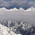 Rondvlucht boven de bergen