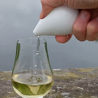 Ooshky Pouring