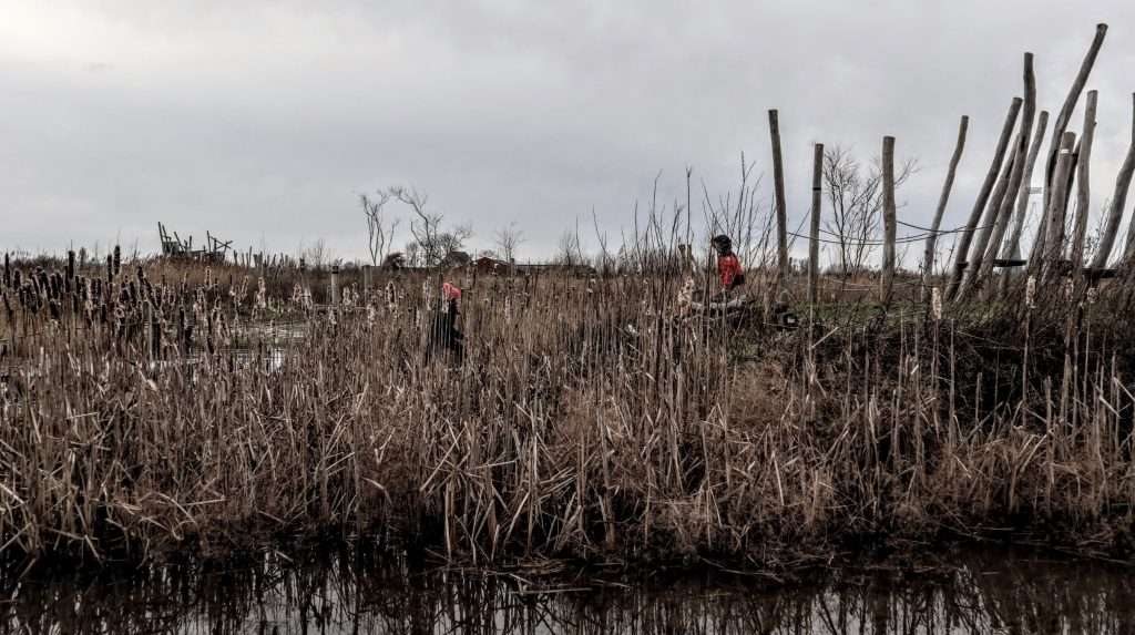 Avontuurlijke speeltuin, speelbos en 2 kinderen. 