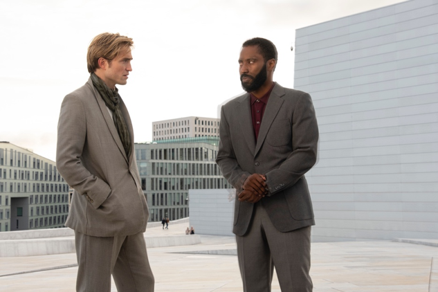 Billedtekst: The Protagonist (John David Washington) lægger planer med sin partner Neil (Robert Pattinson) (Foto: Warner Bros. Pictures).