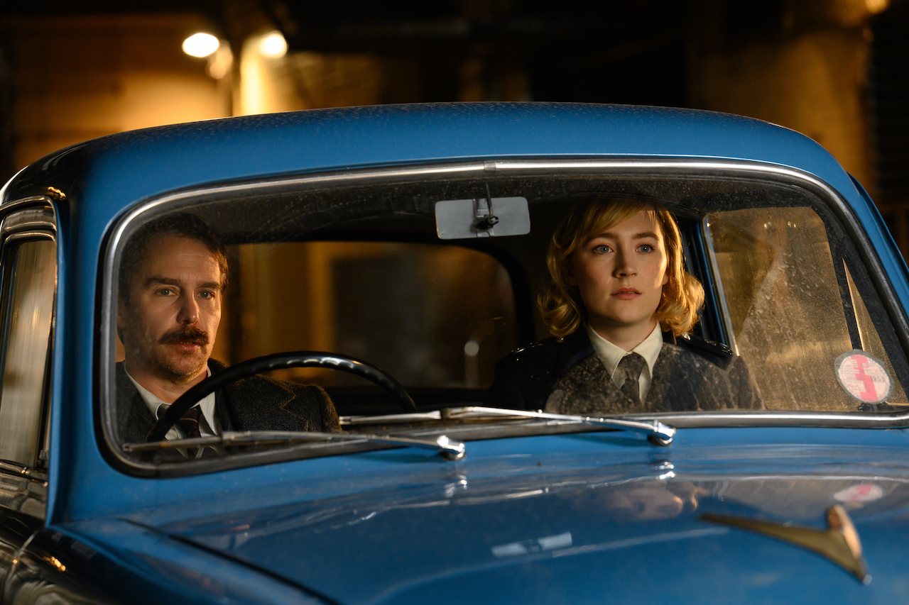 Inspektør Stoppard (Sam Rockwell) og betjent Stalker (Saoirse Ronan) i jagten på en morder (Foto: Searchlight Pictures).