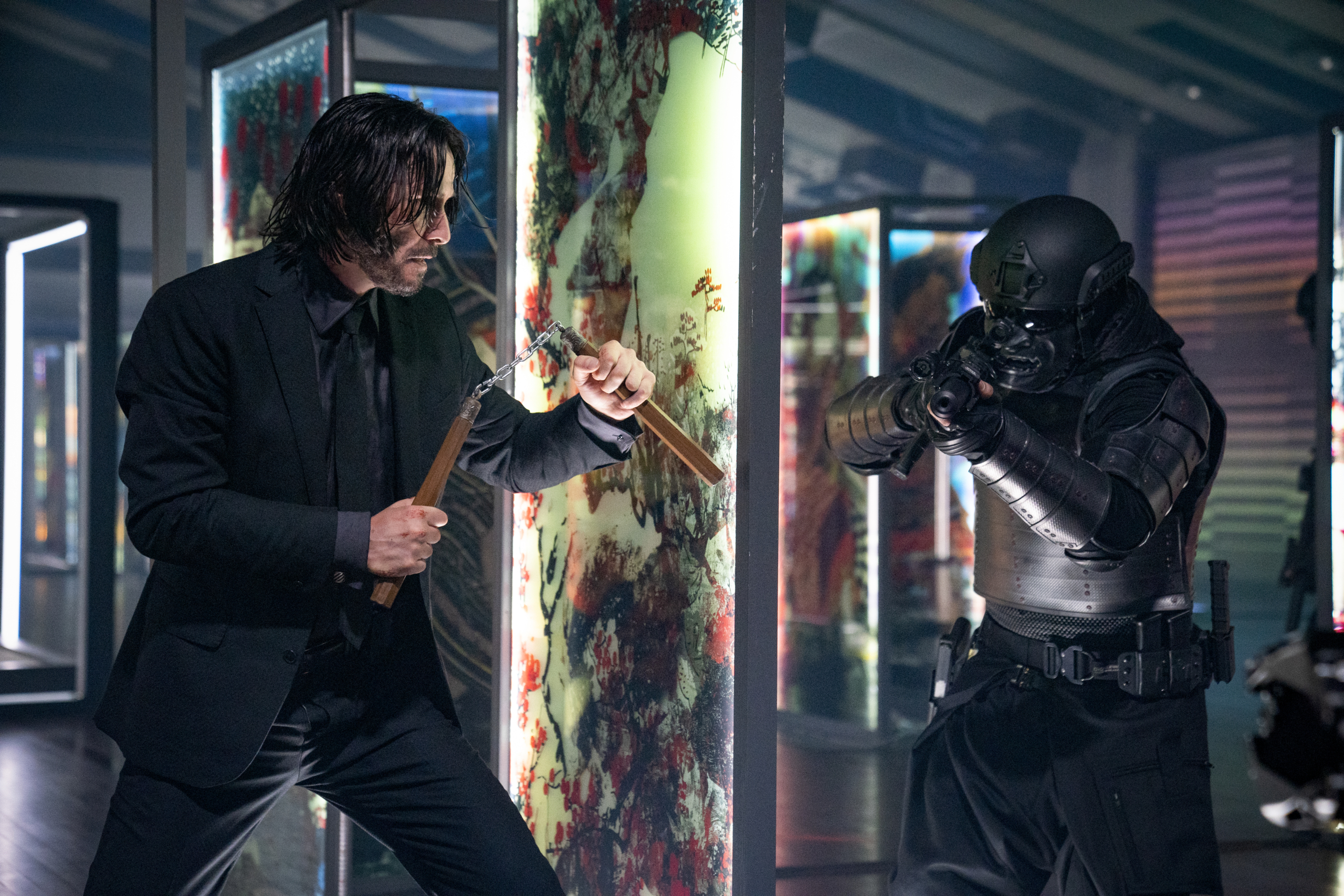 John Wick (Keanu Reeves) viser, at nunchakuen ikke er en fremmed genstand for ham (Foto: Nordisk Film).