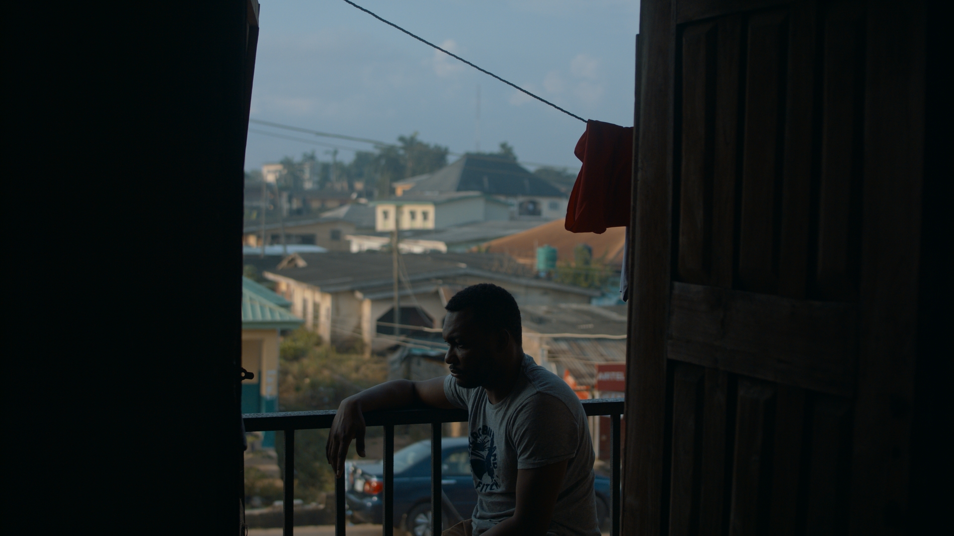 ALL THE COLOURS OF THE WORLD ARE BETWEEN BLACK AND WHITE: Ambitiøs nigeriansk LGBTQ-film vækkes aldrig til live