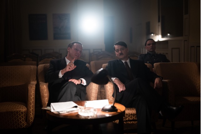 Joseph Goebbels (Robert Stadlober) forklarer Hitler (Fritz Karl) og publikum om en af sine propagandafilm. (foto: UIP)